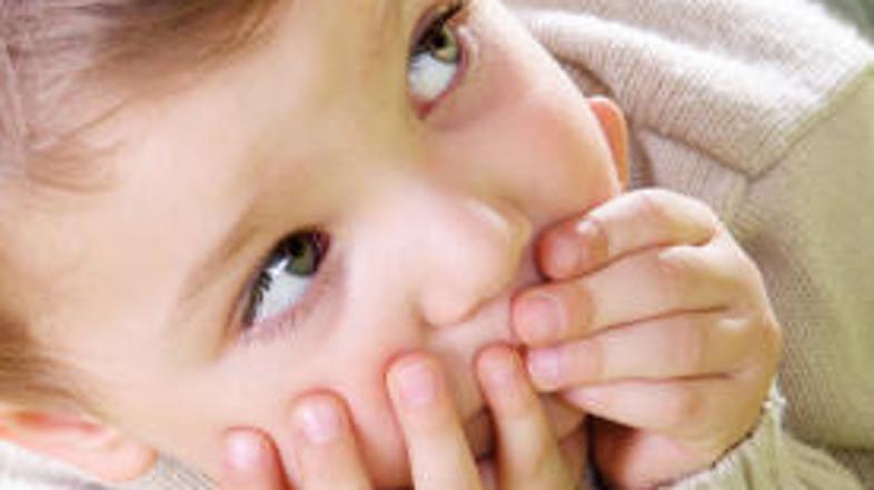 Zakaj bi vas malček pri gospodinjskih opravilih le opazoval?