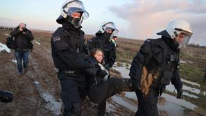 Policisti nesejo Greto Thunberg s protesta