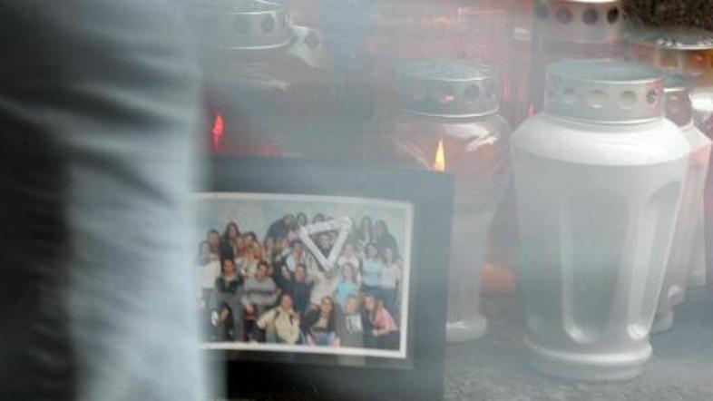 Mimoidoči pred diskoteko Global že prižigajo svečke za žrtvijo nedeljskega prete