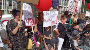 Protest za pravice otrok z neozdravljivimi boleznimi