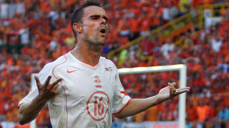 Marc Overmars se po štirih letih pokoja vrača na nogometne zelenice.