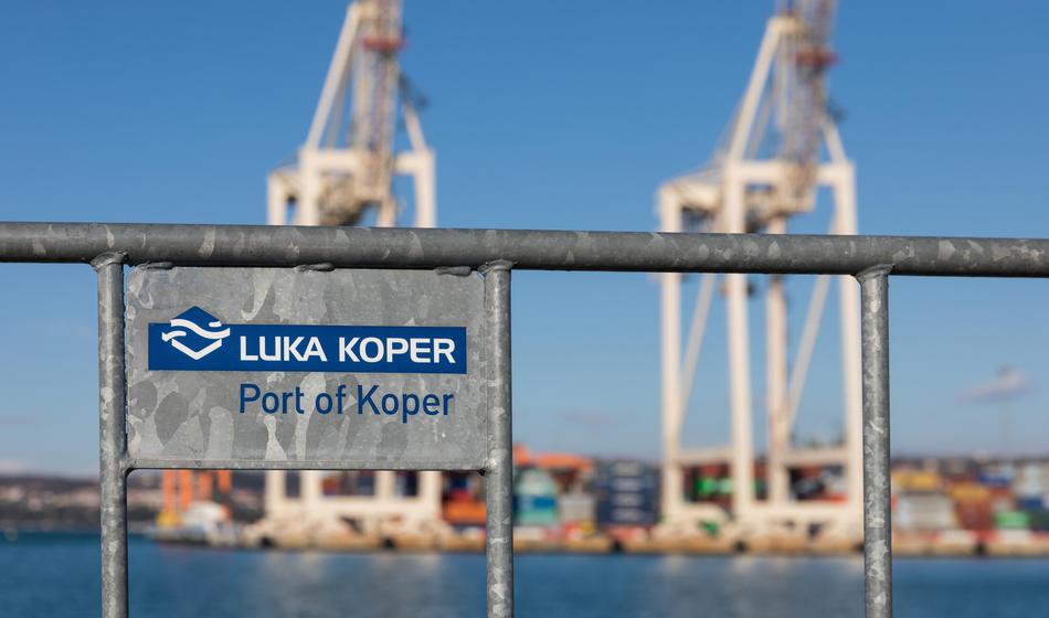 Kaos v Luki Koper, nastala je kolona vozil dolga 2,5 kilometra