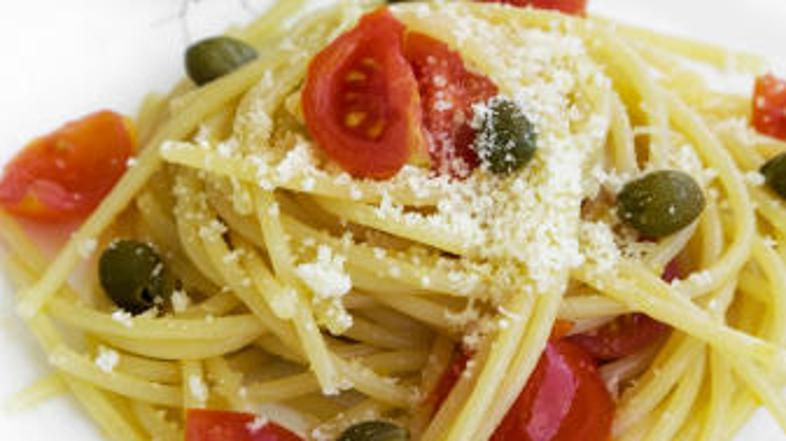 Po želji lahko dodate tudi češnjeve paradižnike.