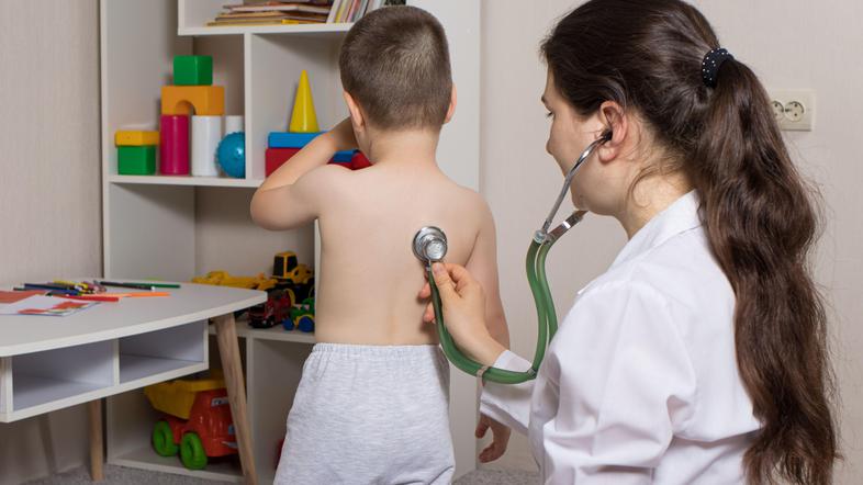 Pri pediatru, fotografija je simbolična