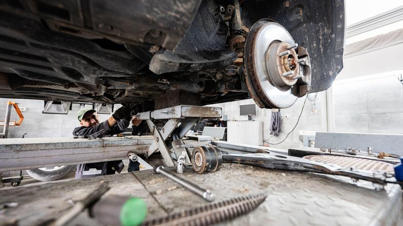 podvozje avtomobila, avtodvigalo, mehanična delavnica