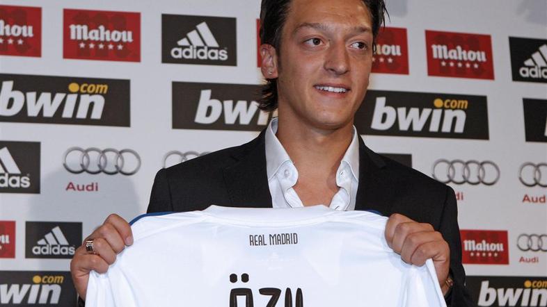 Özil Real Madrid podpis predstavitev dres novinarska