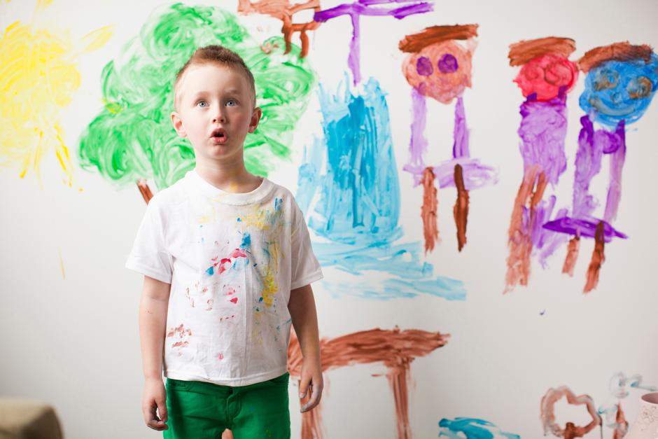 Otrok, ki barva po steni | Avtor: Profimedia