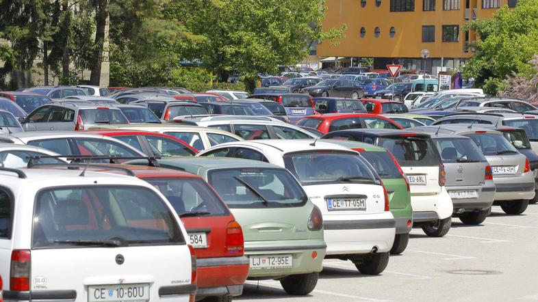 Naselje Planina tare kronično pomanjkanje parkirišč.