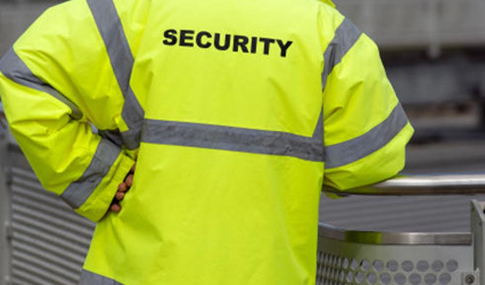 Pred prodajalno se je sprl z varnostnikom in mu zagrozil z izvijačem