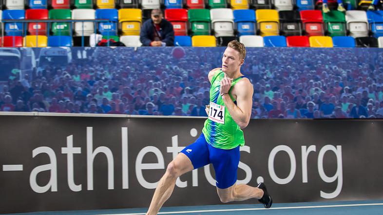 Luka Janežič se je zanesljivo uvrstil v polfinale teka na 400 metrov.