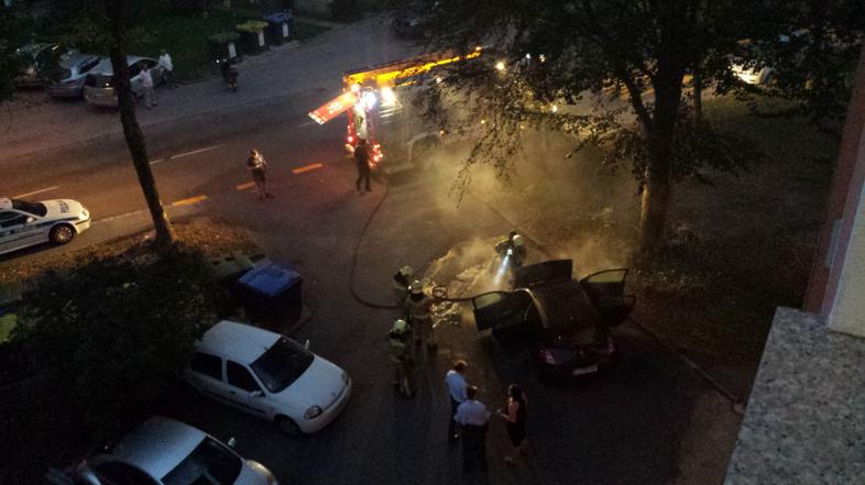 Goreče vozilo v Šiški