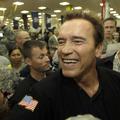 Arnold Schwarzenegger je obiskal ameriške vojake v Iraku in jih opomnil, naj ne 