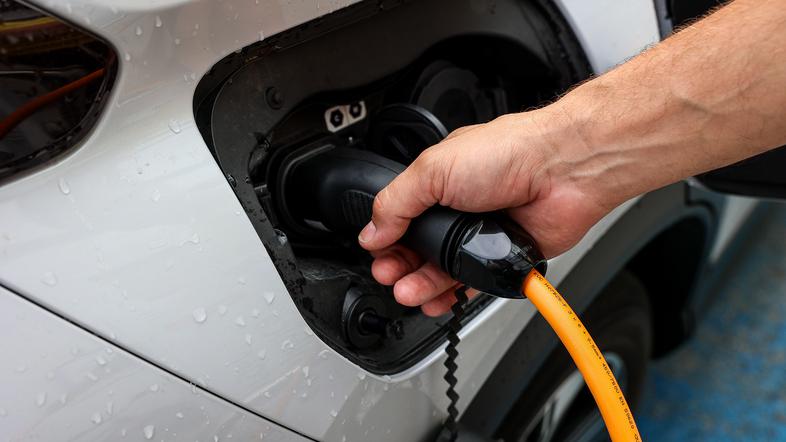 Priključni hibrid PHEV mitsubishi eclipse cross polnjenje električna polnilnica