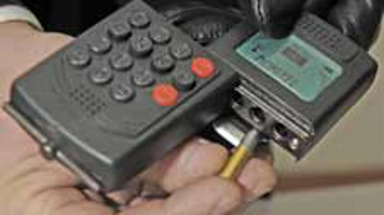 V orožje lahko vstavimo štiri naboje.