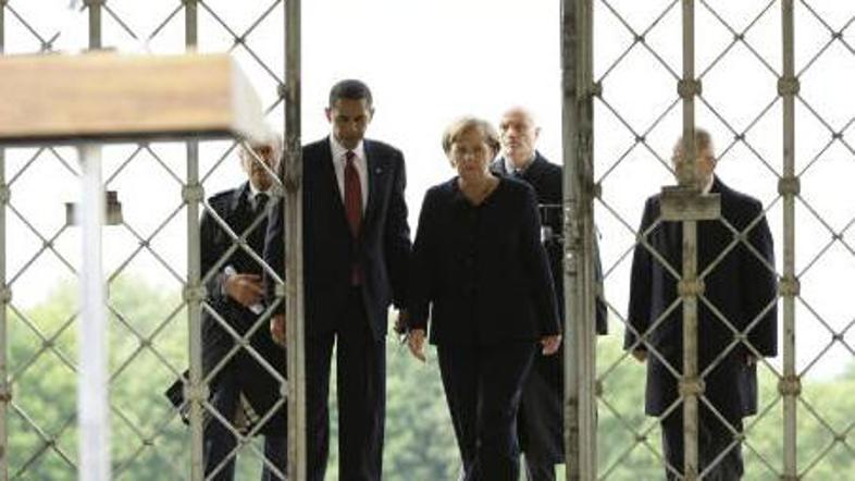 Ameriškega predsednika Baracka Obamo in nemško kanclerko Angelo Merkel je med ob