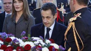 Francoski predsednik Sarkozy med polaganjem venca na grob nekdanjega francoskega