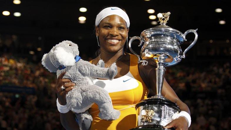 Serena Williams s pokalom in plišasto koalo po četrti zmagi v Melbournu. (Foto: 