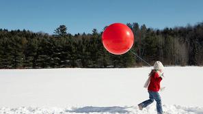 Balon, otrok in zima