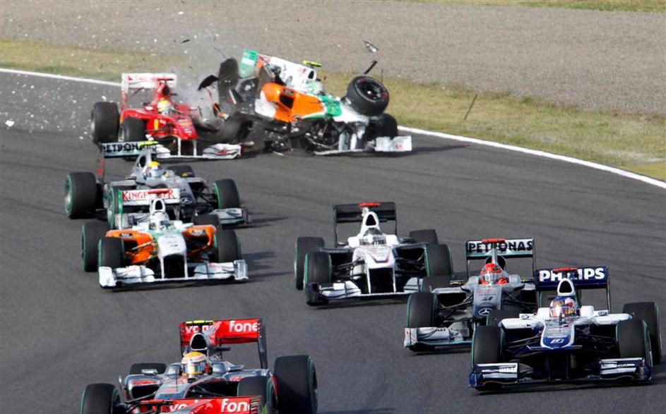 V prvem zavoju sta trčila Massa in Liuzzi.