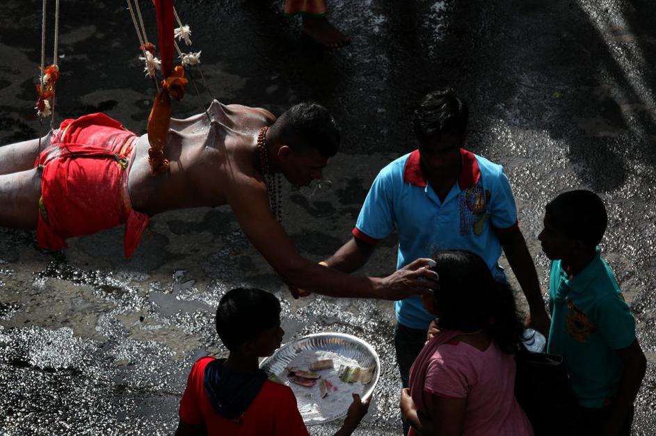 Na Šrilanki v čast bogovom viseli na kljukah.