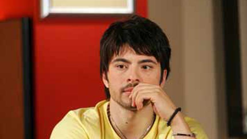 Album v angleškem jeziku naj bi izšel na Tošejev rojstni dan, 25. januarja.