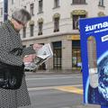 Sedaj v stojalih ob sobotah najdete tudi tednik Žurnal. (Foto: Tadej Bernik)