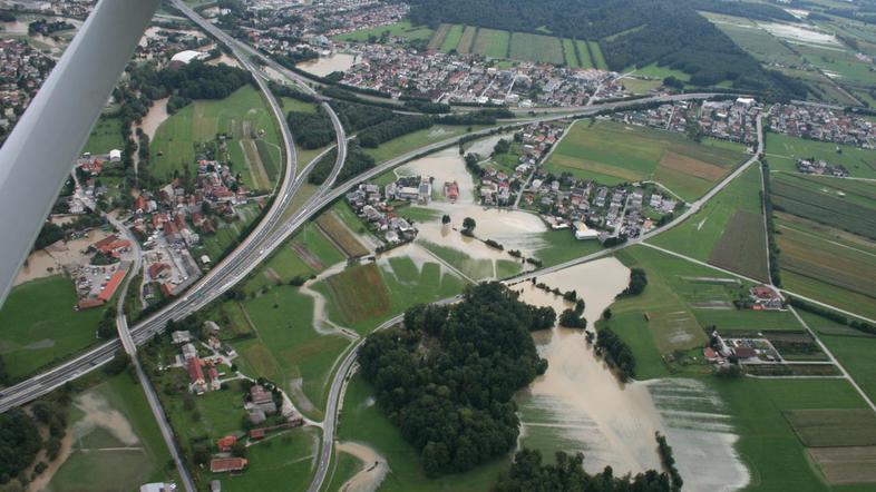 Takole je videti poplavljena Ljubljana iz zraka. (Foto: Andraž Sodja)