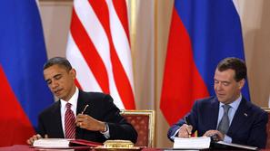 Obama in Medvedjev na aprilskem srečanju v Pragi. (Foto: Reuters)