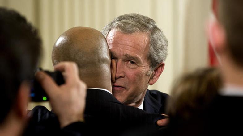 Odhajajoči predsednik George Bush je po poslovilnem govoru potočil tudi solzico 