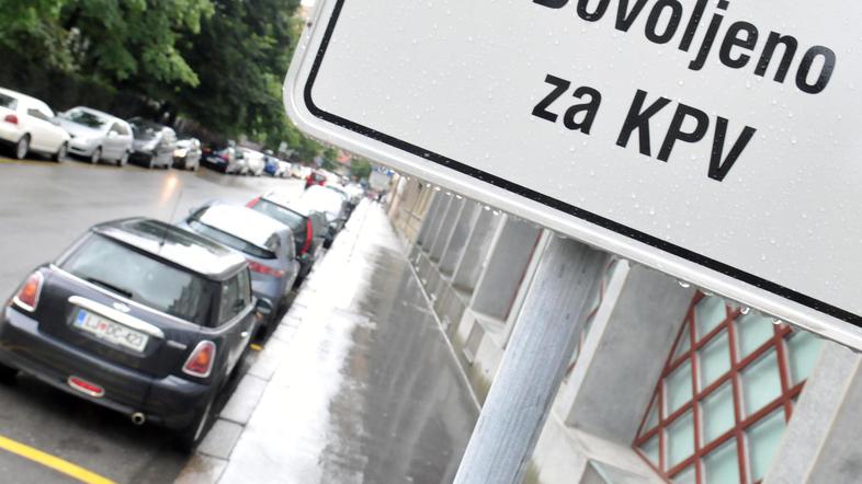 Kjer službe državne uprave nimajo svojih parkirišč, jih najemajo od mesta.