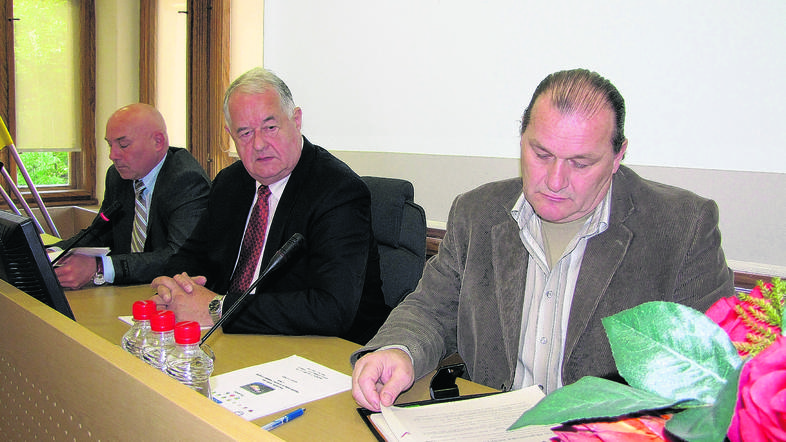 Borut Novak, direktor občinske uprave, župan Alojzij Muhič in Slavko Janežič odl