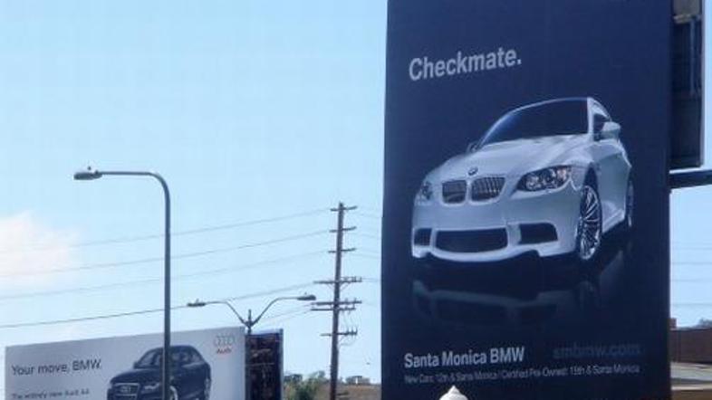 BMW Audiju ni ostal dolžan in je le nekaj deset metrov stran objavil svoj oglas.