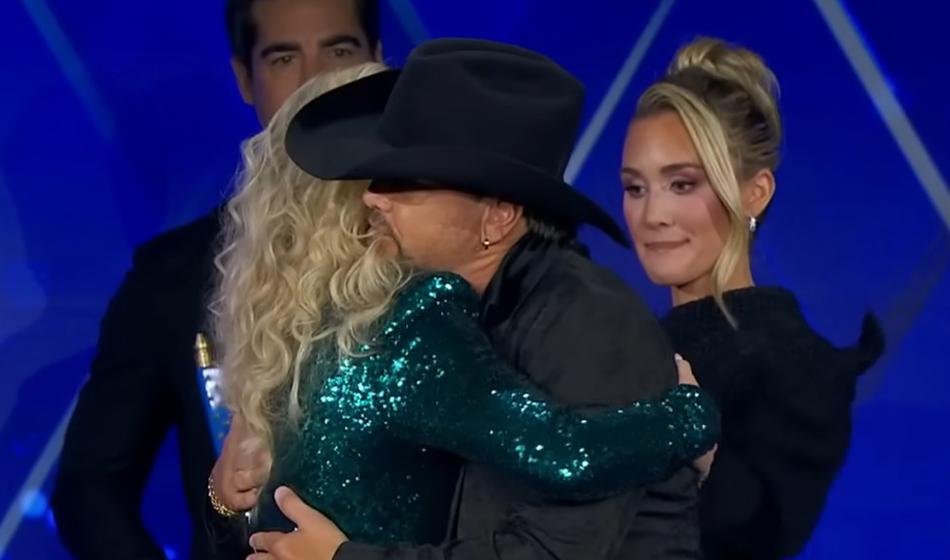 Ni ji bilo prav, da je trenutno najbolj slavna vdova tako objela njenega moža!