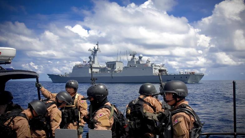 V Indijskem oceanu in v zalivu Eden patruljirajo vojne mornarice Nata, EU, Japon