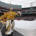 Tim Thomas iz Bruinsov bo na olimpijskih igrah 2010 branil barve ZDA. (Foto: Reu