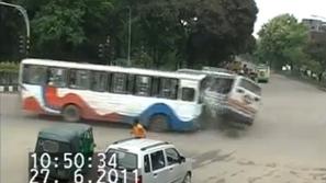 Nesreča avtobusov v Bangladešu