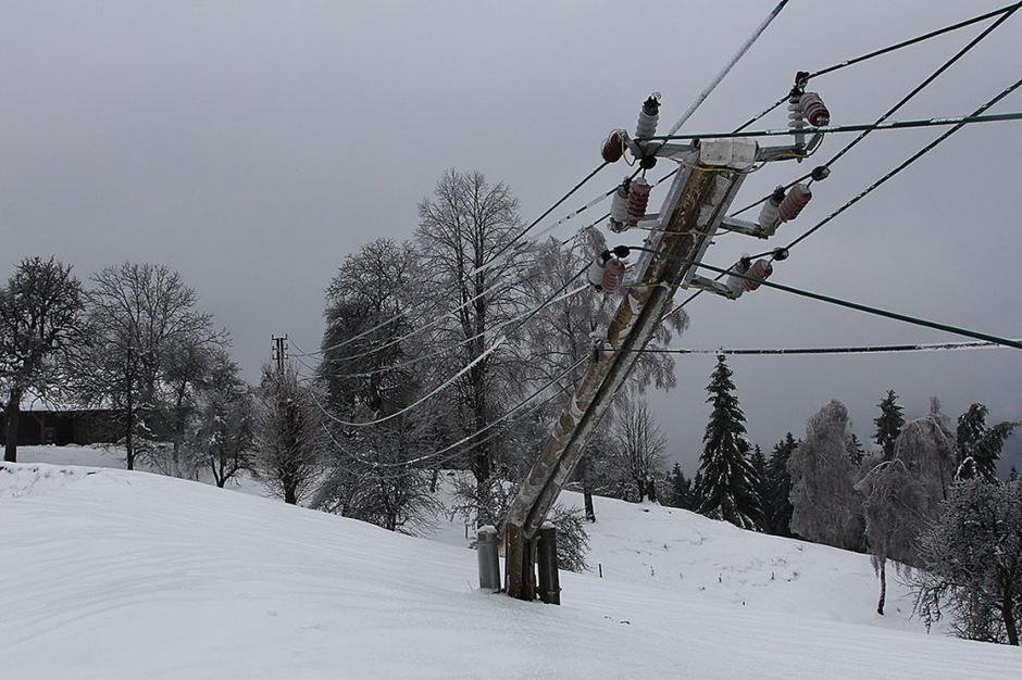 Podrti električni drogovi  | Avtor: Elektro Celje 