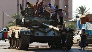 Otroci na tanku v Tripoliju.