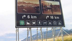 Tabli prikazujeta razdaljo do začetka Občine Bohinj oziroma varovanega območja n