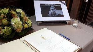 Spominska knjiga pred startom četrte etape kolesarske dirke po Italiji. (Foto: E