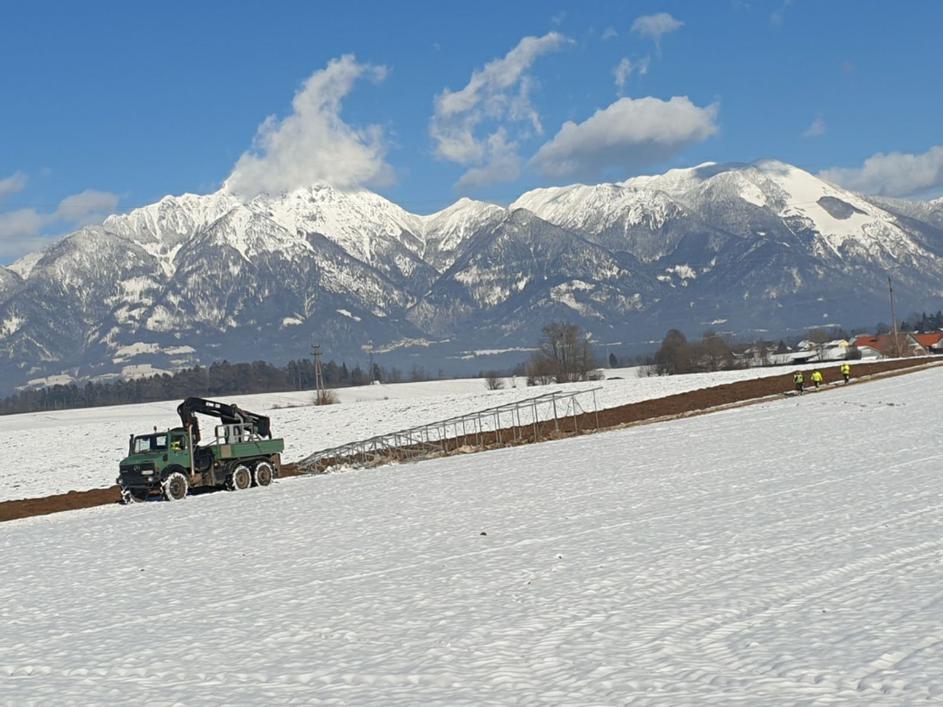 Podiranje električnih stebrov med Naklim in Kranjem