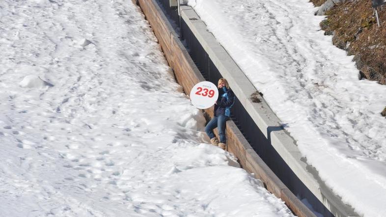 Tabla z oznako rekorda – 239 metrov – je iz Planice romala v Vikersund. (Foto: S