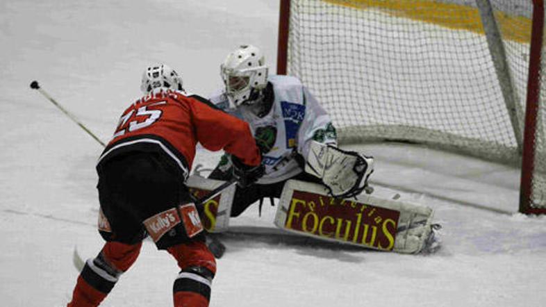 Mitja Pintarič je v rednem delu obranil kazenski strel Connyju Strömbergu.
