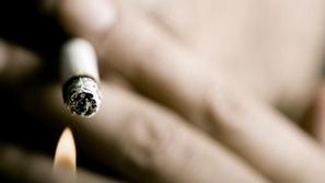 Za ljudi, ki pokadijo več kot deset cigaret na dan, se podvoji tveganje za prezg