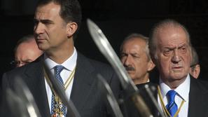 Španski kralj Juan Carlos in kronski princ Felipe na vojaški paradi, 27. decembr