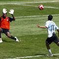 Angel di Maria je s 16 metrov zadel za ubranitev olimpijskega naslova iz Aten.