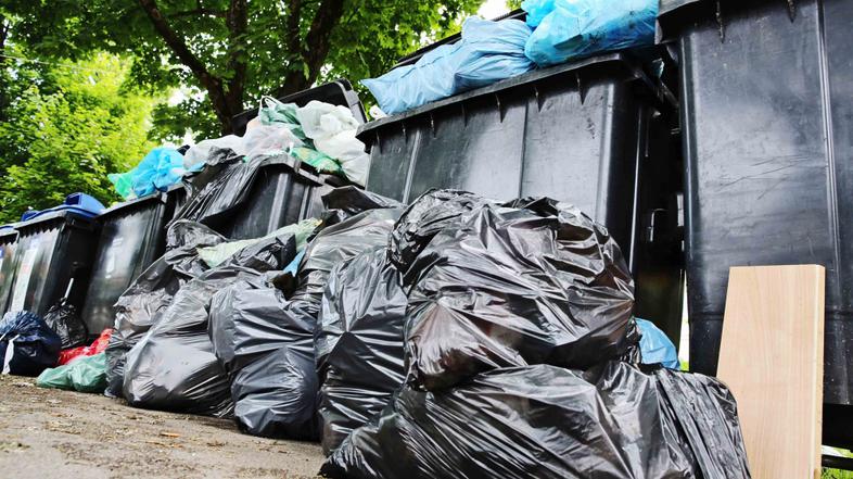 Slovenija 01.07.2013, smeti, polni smetnaki ob Grudnovem nabrezju v Ljubljani, f