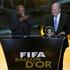 Predsednikova nagrada iz rok Seppa Blatterja Desmondu Tutuju.