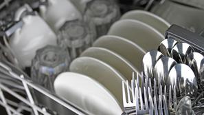 pomivalni stroj posoda