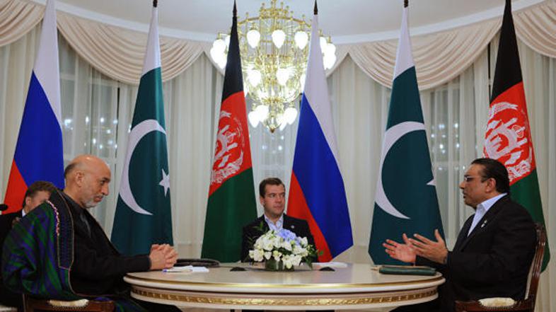 Ruski predsednik Dmitri Medvedjev (na sredini) se je v ponedeljek srečal z afgan